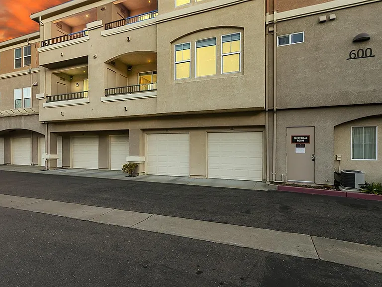 100 Moon Cir #700 — Photo 31