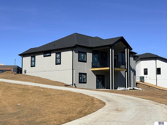 4th image of 613 Valley Rd