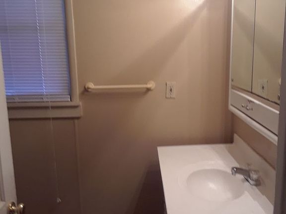4th image of 912 W Market St
