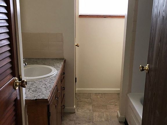 5th image of 25 Village Dr APT 4