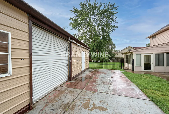 7477 Stonington Dr — Photo 24