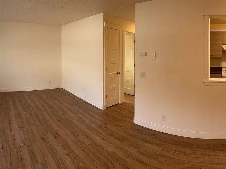 1016 Prospect Ave NE — Photo 3