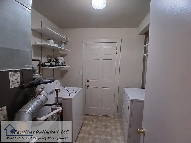 921 Charlotte St — Photo 8