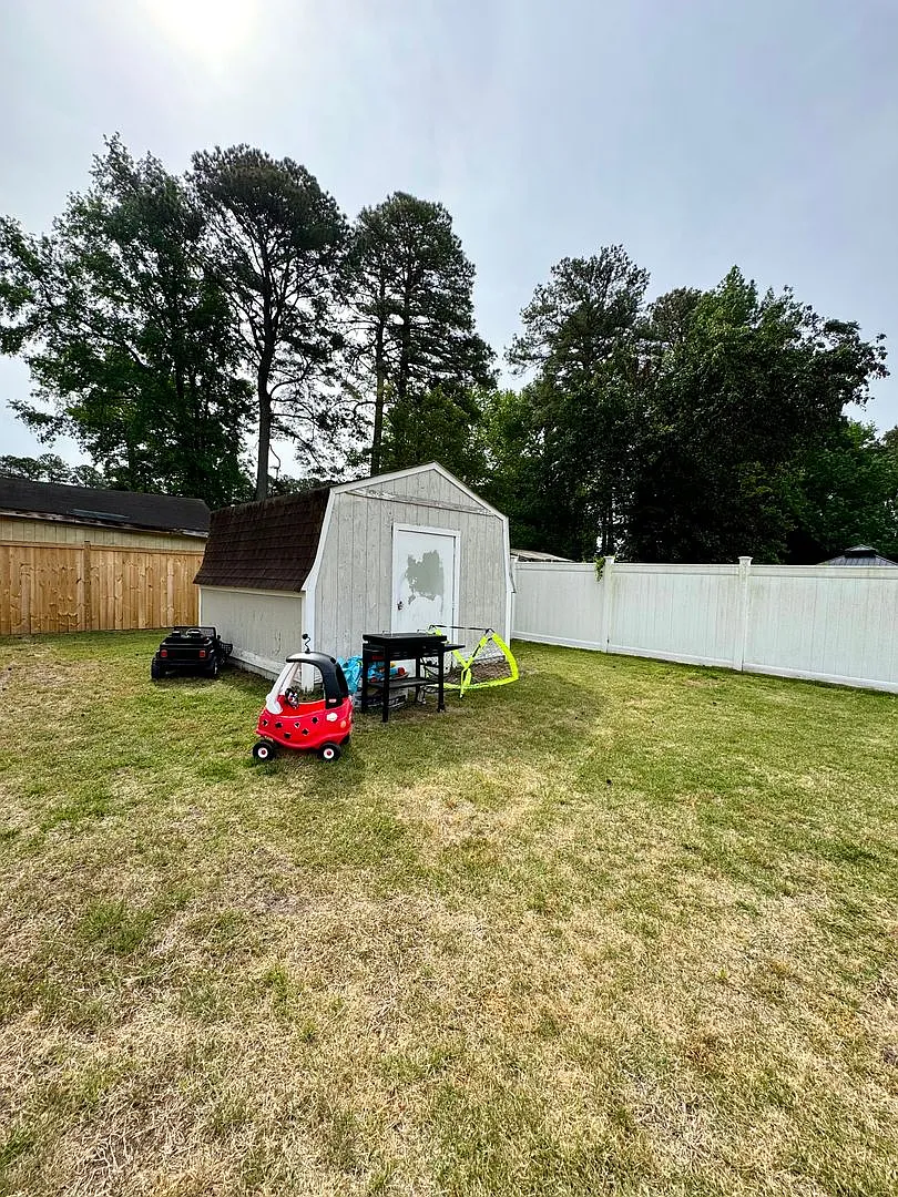 Building Photo - 1217 Lakeview Dr