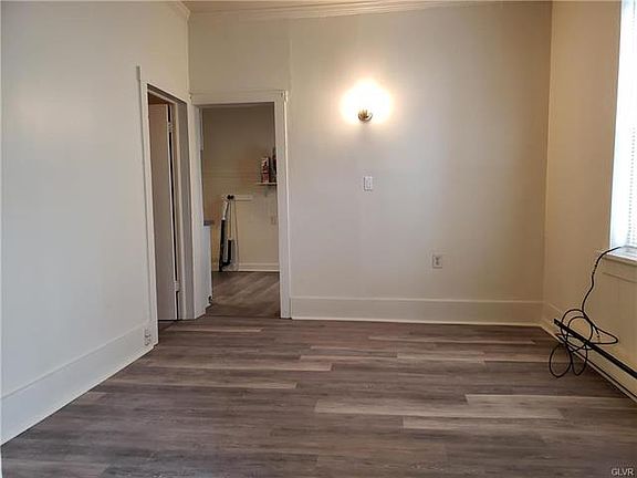 3rd image of 123 W 14th St