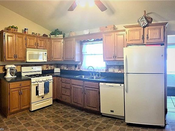 3rd image of 121 Grant St