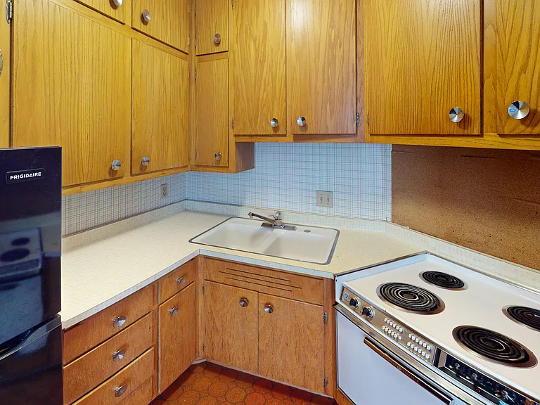 The Badger Den Apartments on University — Photo 6