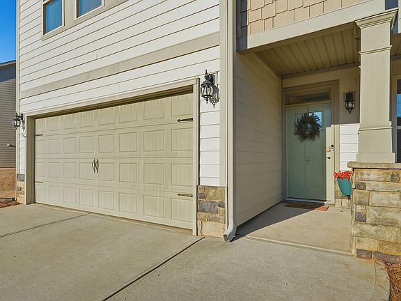 3rd image of 407 Brandybuck Dr