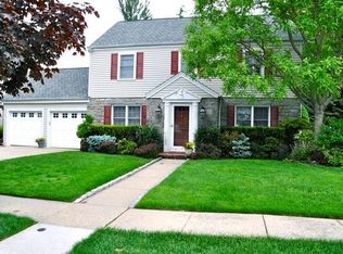 147 Bulson Rd, Rockville Centre, NY 11570