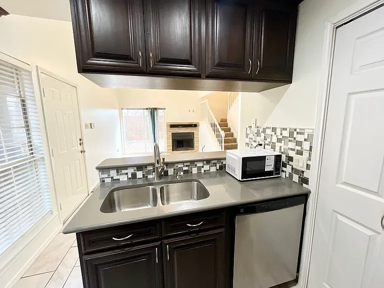 1450 Meadowood Village Dr — Photo 5