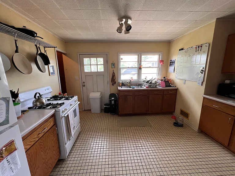2398 Carter Ave — Photo 2
