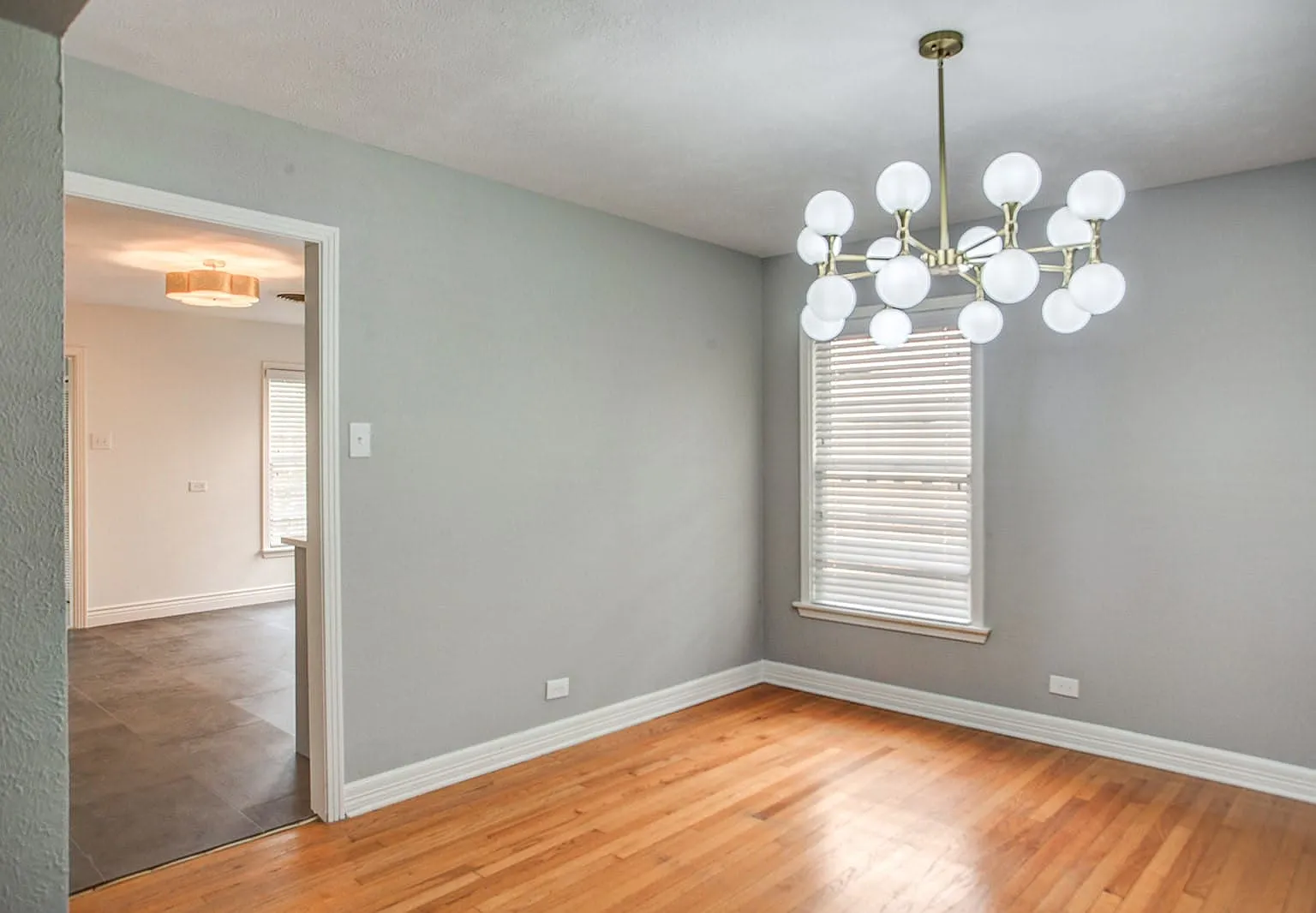3 bed, 2.0 bath, 1900 sqft, $6,950 — Photo 3