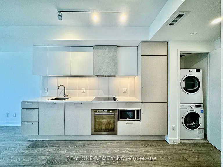 19 Western Battery Rd #Penthouse 03 — Photo 3