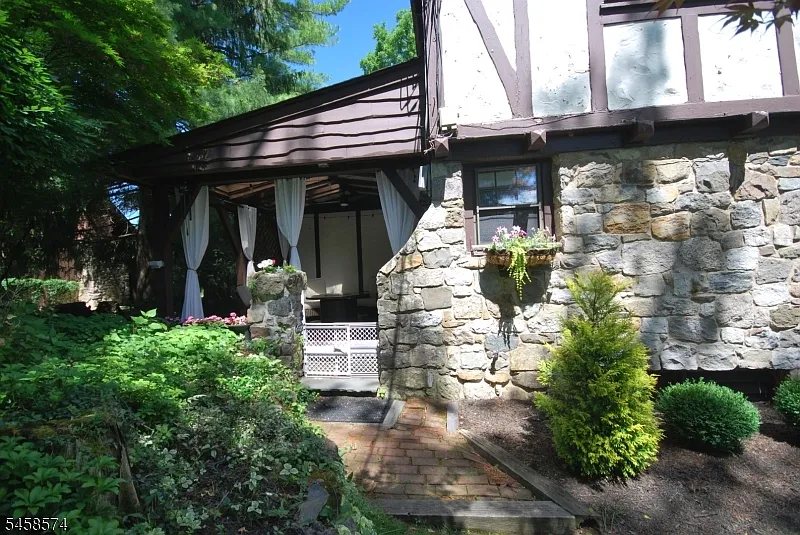 3 bed, 3.0 bath, $5,900 — Photo 3