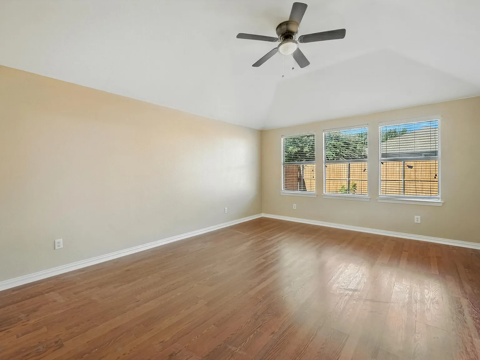 4 bed, 2877 sqft, $2,750 — Photo 2