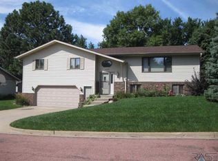 1228 Thresher Dr, Dell Rapids, SD 57022