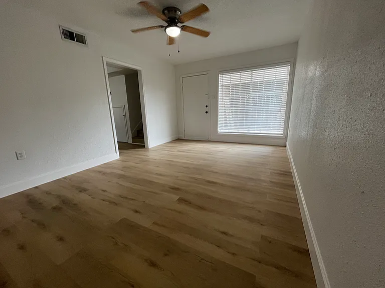 Crestwood Apartments — Photo 4