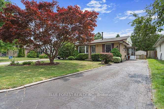 1st image of 27 Villeneuve Cres