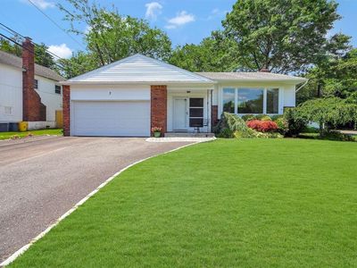 7 Netto Lane, Plainview, NY, 11803