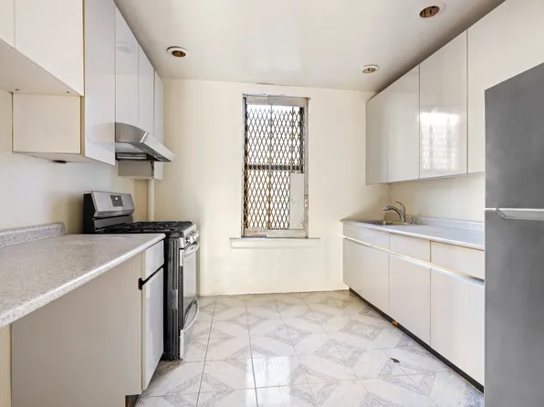 421 Crown Street image 4 of 7