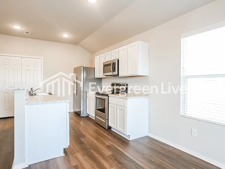 1067 Huntington Dr — Photo 11