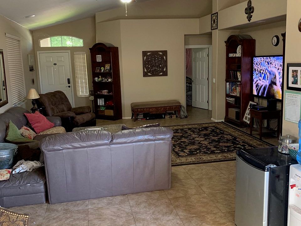 2nd image of 836 W Myrtle Dr