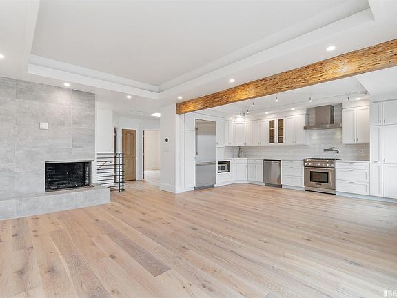 3rd image of 2487 41st Ave