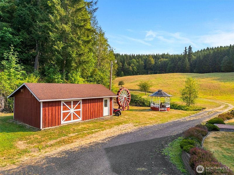 5th image of 1136 Lincoln Creek Road SW