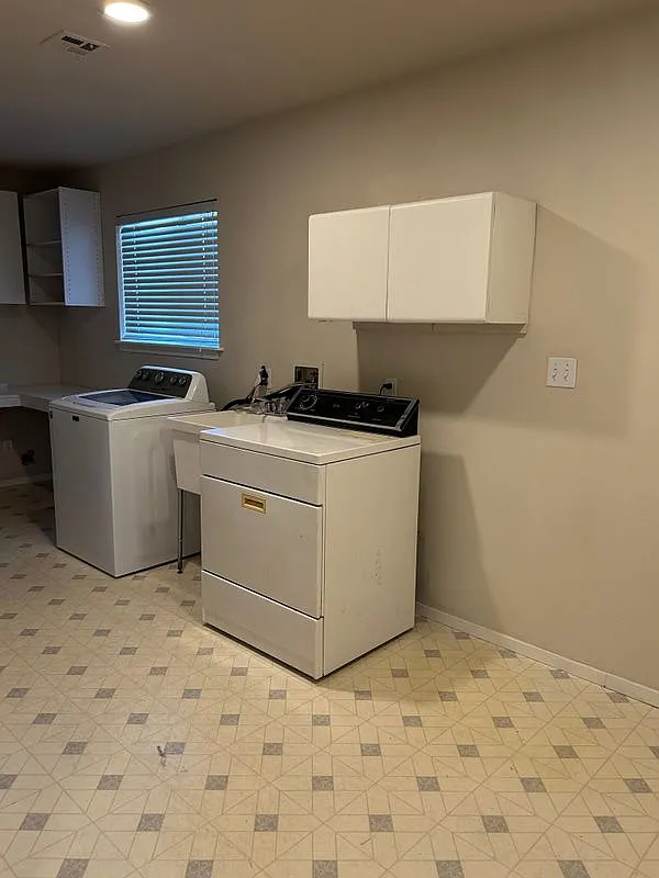 5 bed, 2.0 bath, 2374 sqft, $4,800 — Photo 3