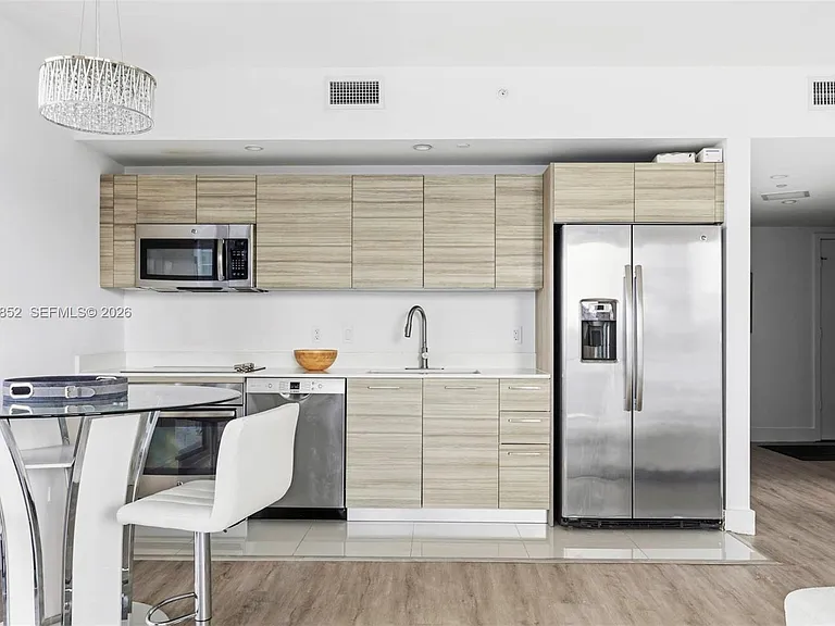 121 NE 34th St #1001 — Photo 5
