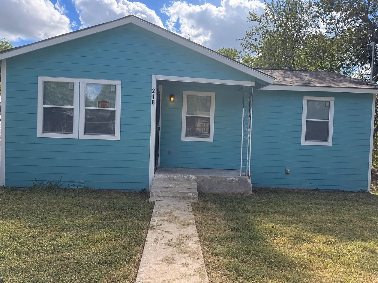 3 bed, 744 sqft, $1,329 — Photo 1