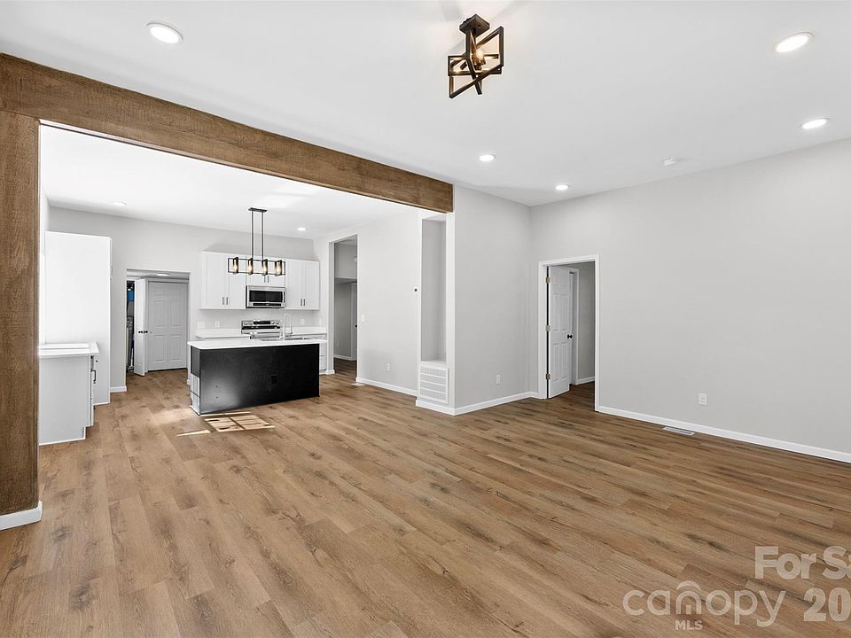1st image of 1000 Caldwell St
