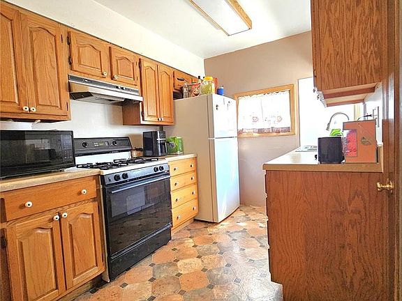 5th image of 10604 Clarendon Ave