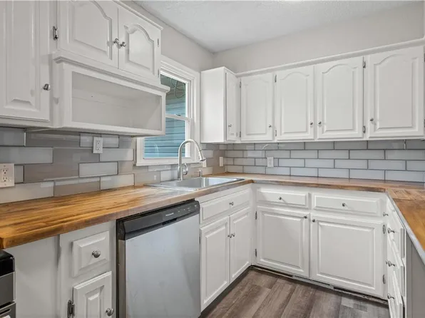 3301 N McCoy St, Independence, MO 64050