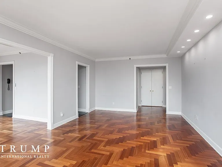 220 Riverside Blvd #21D — Photo 2