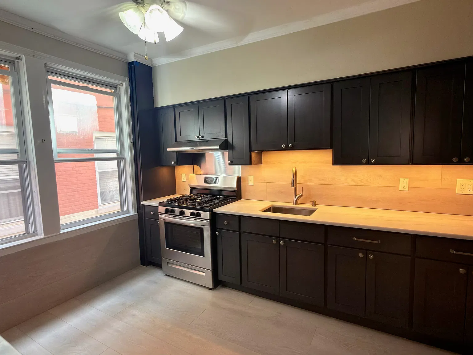 3 bed, 1100 sqft, $3,100 — Photo 2