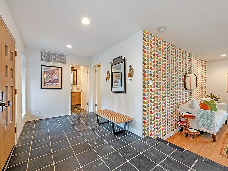 1211 E Valley Rd — Photo 5