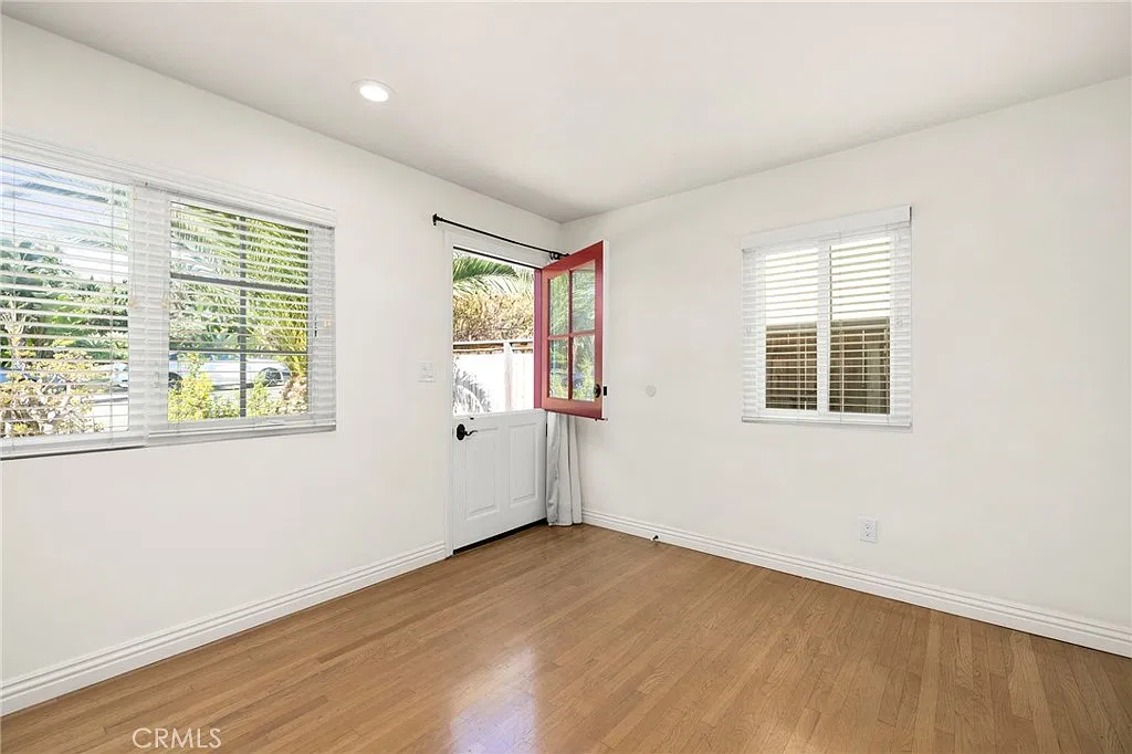 2 bed, 900 sqft, $5,200 — Photo 3