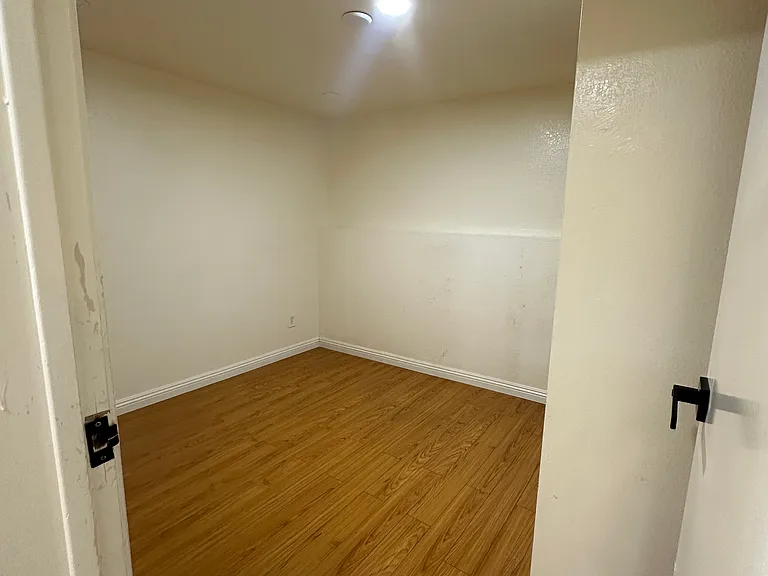Bedroom size 11'08 x 9'05