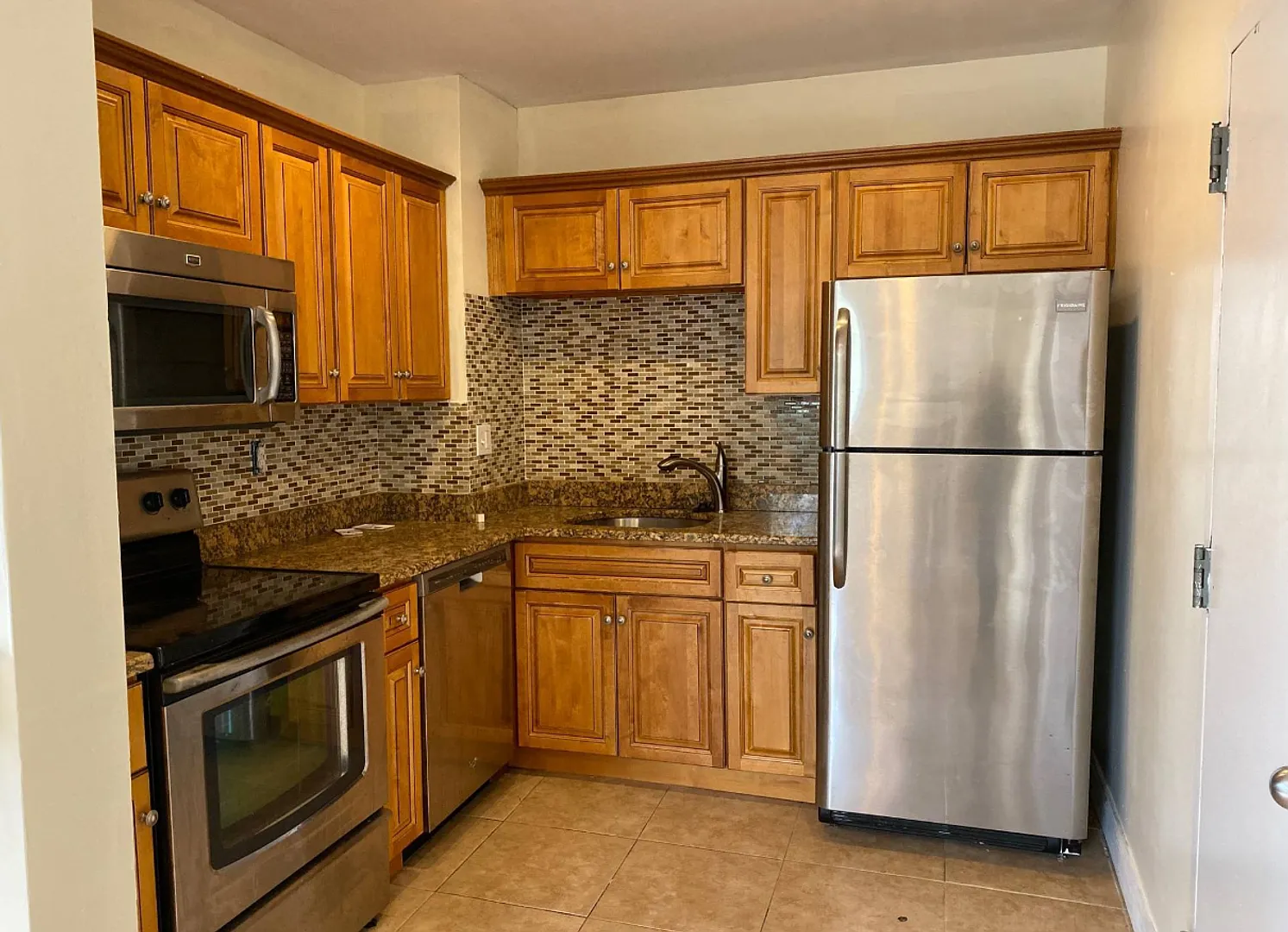 Gorgeous 1.5 bed with great location in East Boston available 8/1/2026 — Photo 2