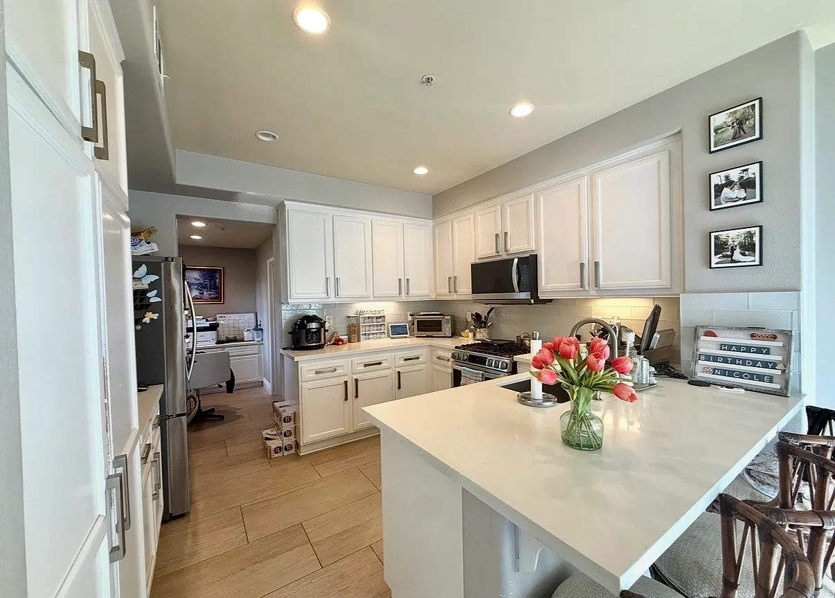 3 bed, 2.5 bath, 1984 sqft, $1,300 — Photo 4