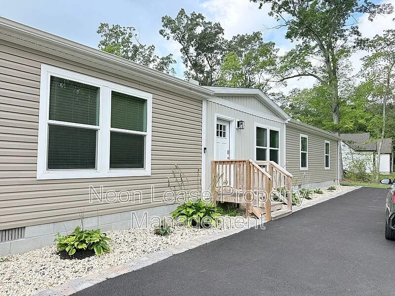 4 bed, 2.5 bath, 1700 sqft, $2,300 — Photo 3