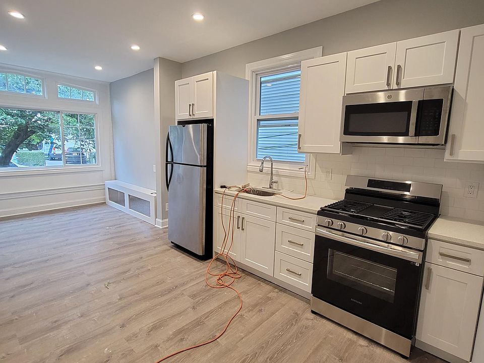 1st image of 24 Vernon Pl #1