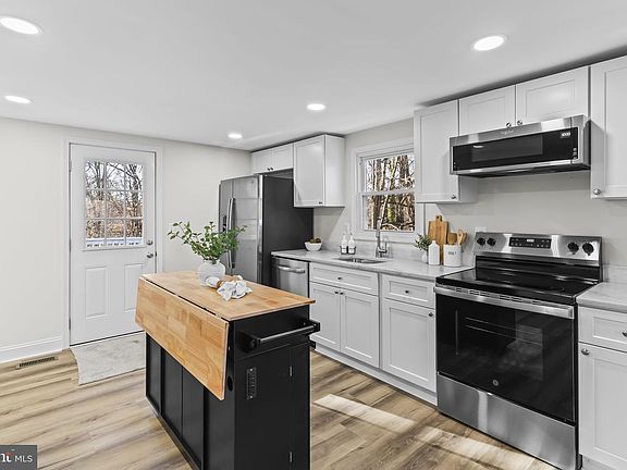 5th image of 42101 Valley Dr