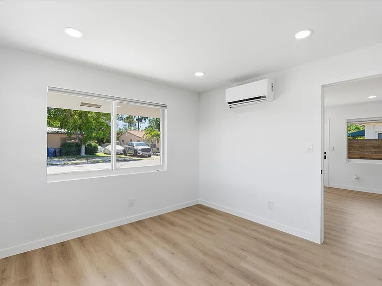 1129 NE 16th Ave #1 — Photo 4