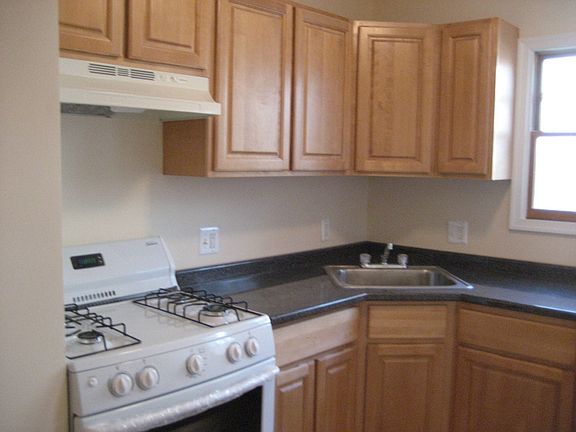 4th image of 2528 S Sheridan St