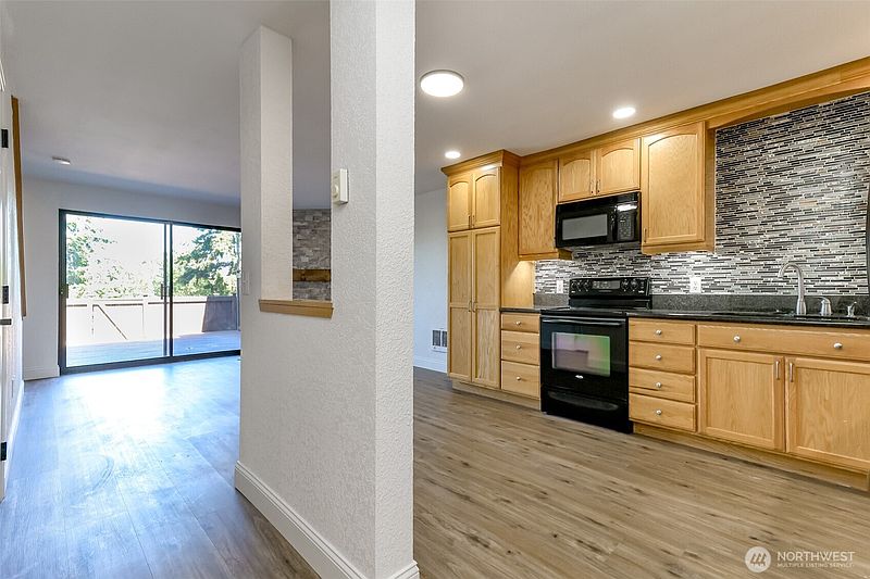 4th image of 25014 Lake Fenwick Rd #28