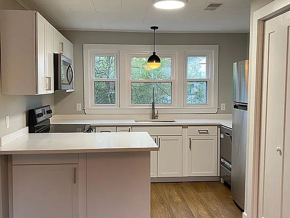 3rd image of 2031 Lyndon Ave