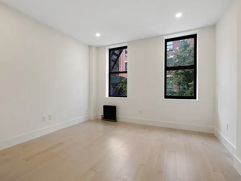 229 W 20th St #1C — Photo 2