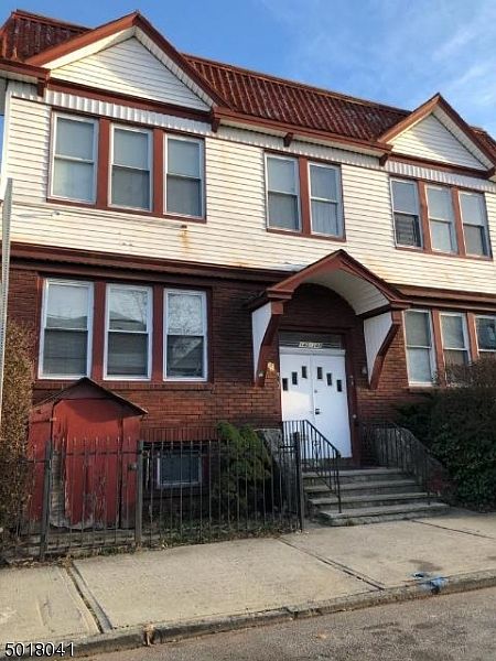 1st image of 140-142 Leslie St